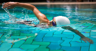 Frau beim Schwimmen